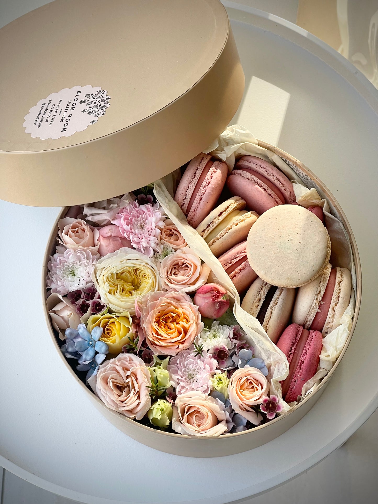 Luksuslik lillede ja makroonide kinkekarp | Роскошная коробка с цветами и макарунами | Luxury gift box with flowers and macarons