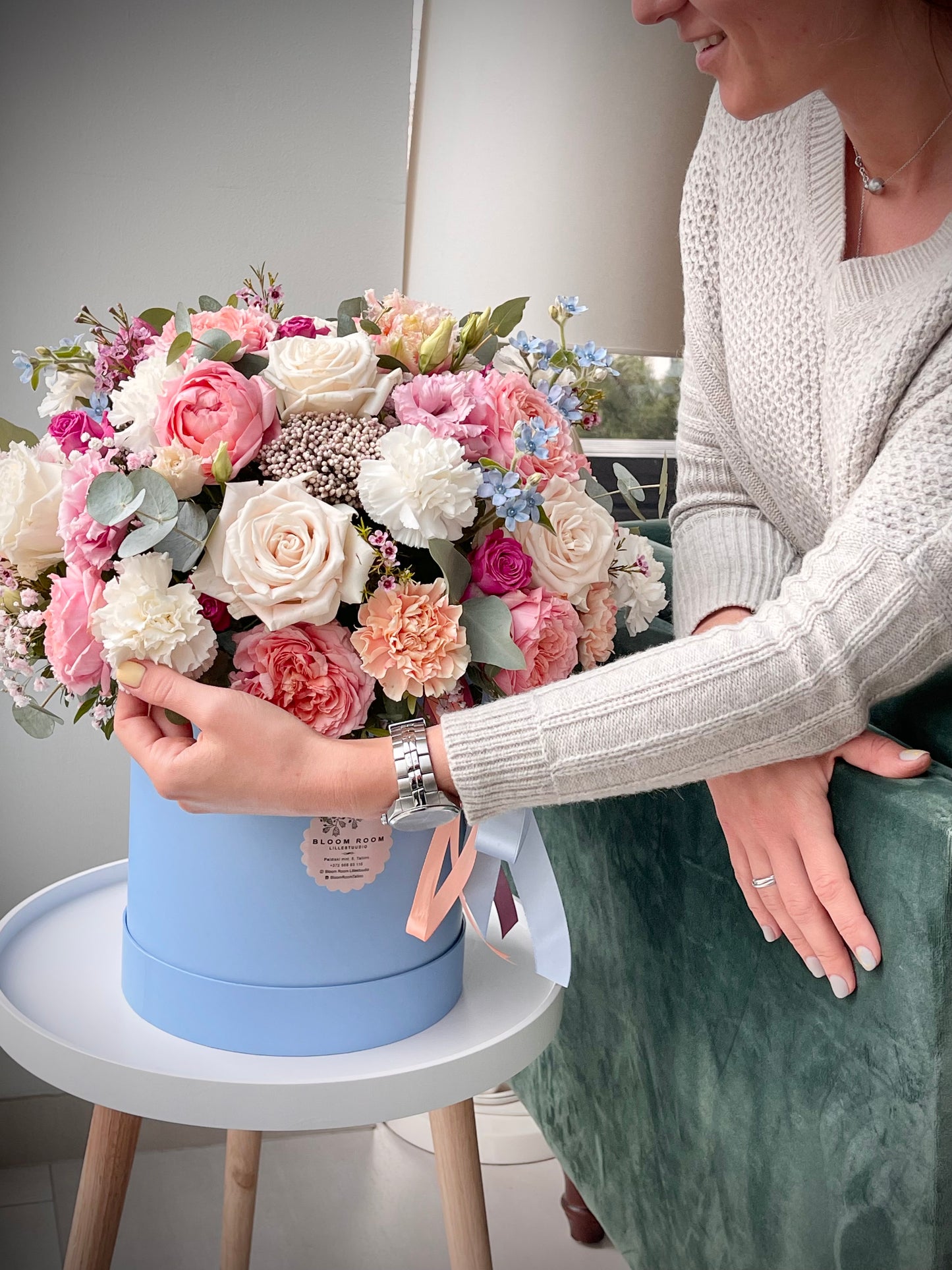 Kaunis lillekimp sinises karbis | Красивый цветочный букет в синей коробке | Beautiful flower arrangement in a blue box