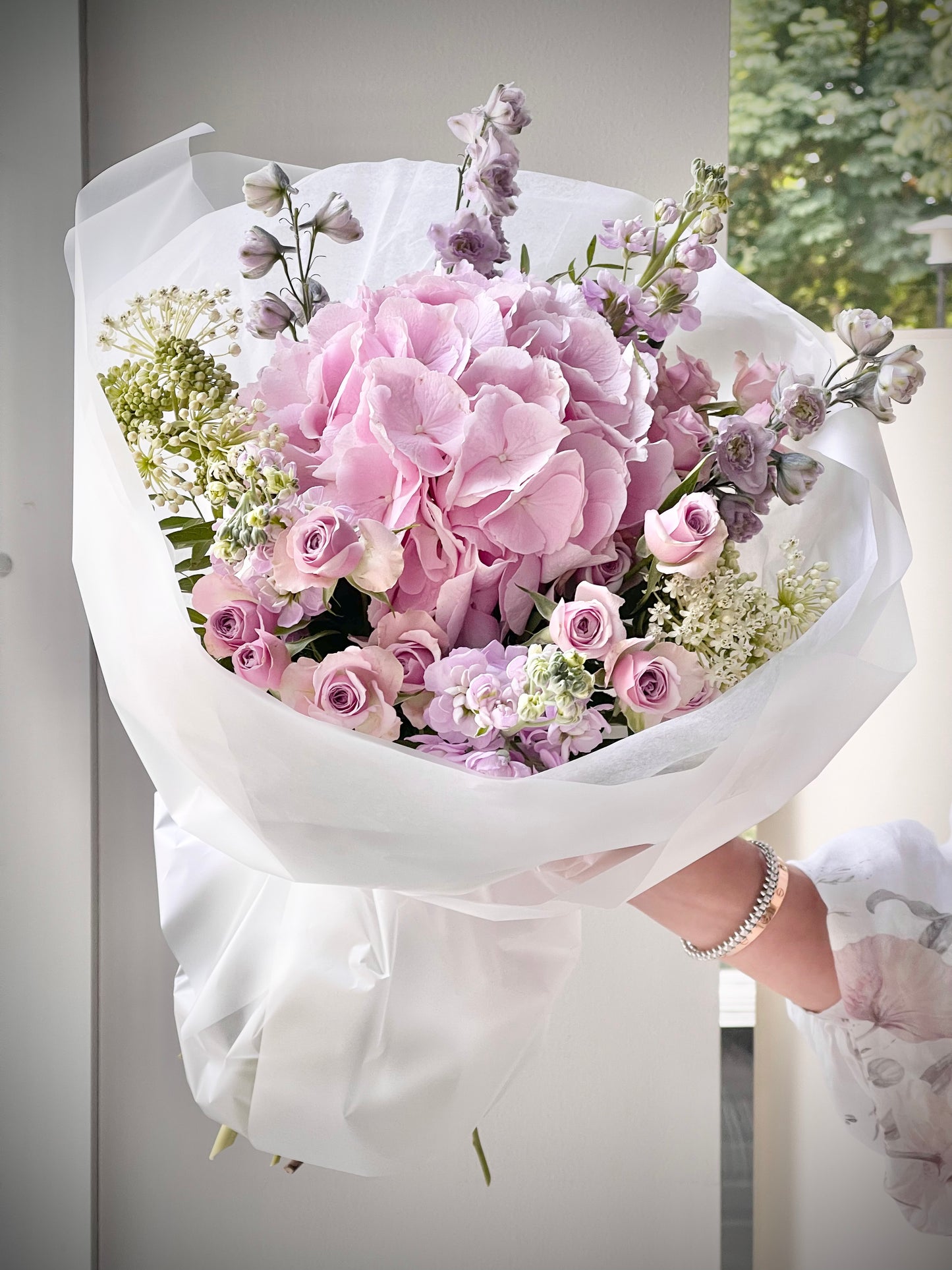 Авторский арт-букет / Signature bouquet by Best Florist in Tallinn includes seasonal flowers wrapped in waterproof paper, tied with branded ribbon, with a sticker and care instructions included.