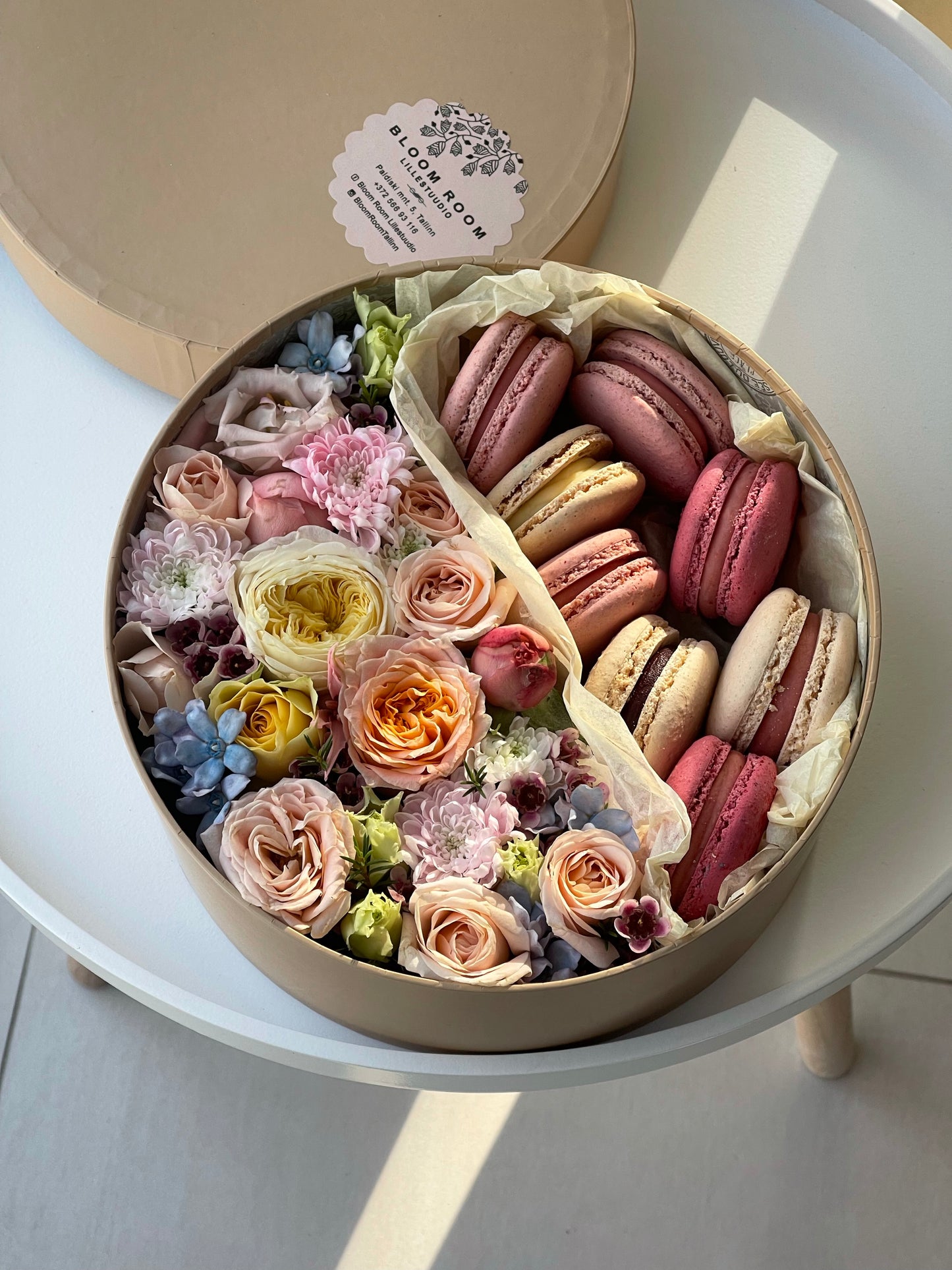 Luksuslik lille- ja makrooni kinkekarp | Роскошная коробка цветов и макаронов | Luxury flower and macaroon gift box