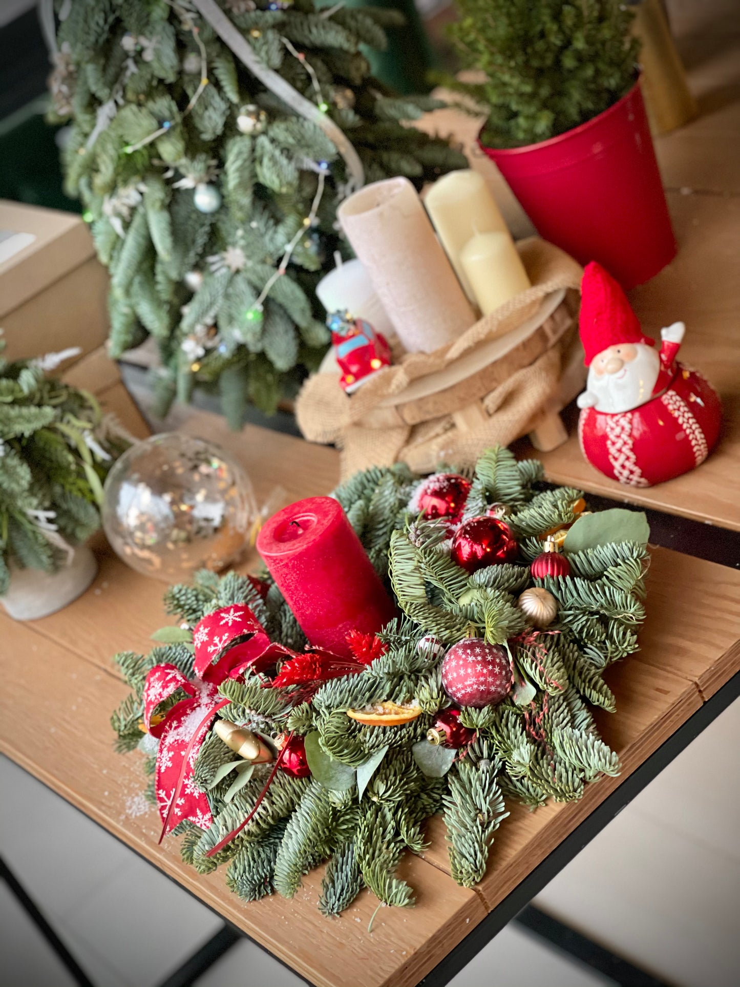 Jõulukringel punase dekori ja küünlaga | Рождественский венок с красным декором и свечой | Christmas wreath with red decor and candle