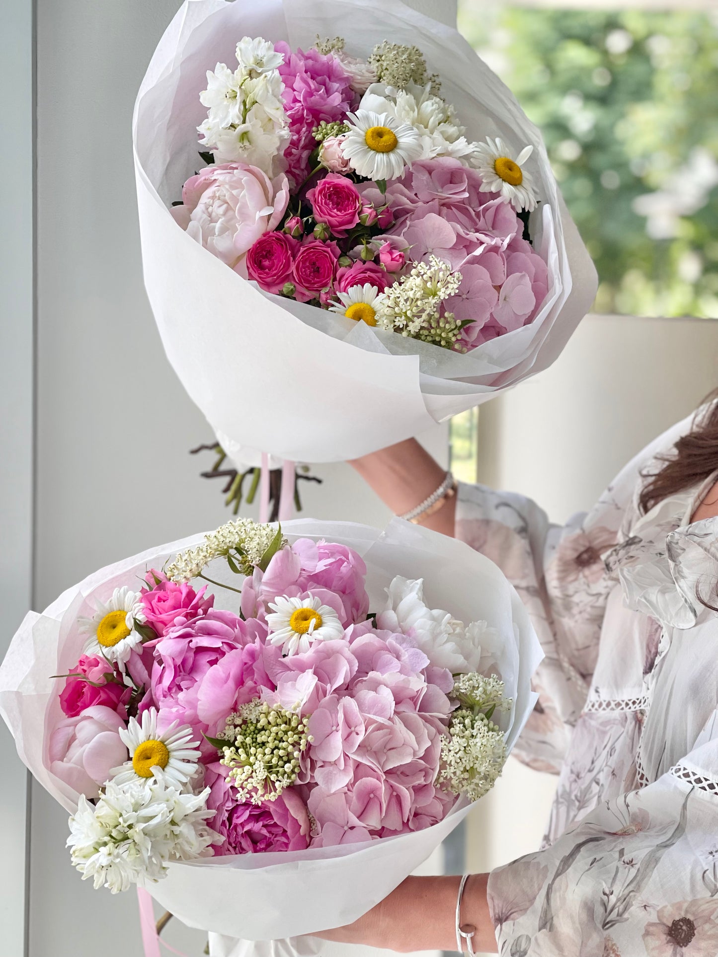 Авторский арт-букет / Signature bouquet by Best Florist in Tallinn includes seasonal flowers wrapped in waterproof paper, tied with branded ribbon, with a sticker and care instructions included.