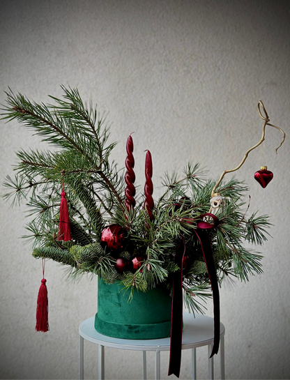 Roheline sametkarp jõuluteemalise lillekompositsiooniga | Декоративная композиция из цветов в зеленой бархатной коробке | Elegant flower arrangement in a velvet green box for Christmas