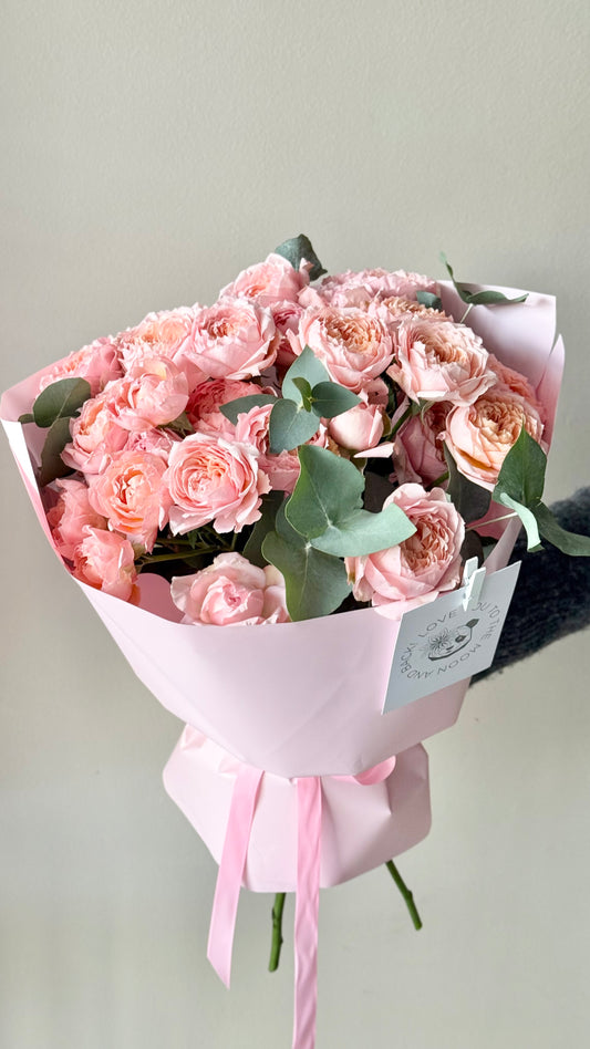"Julietta" spray garden roses with eucalyptus – BloomRoom.ee, fresh flowers in Tallinn