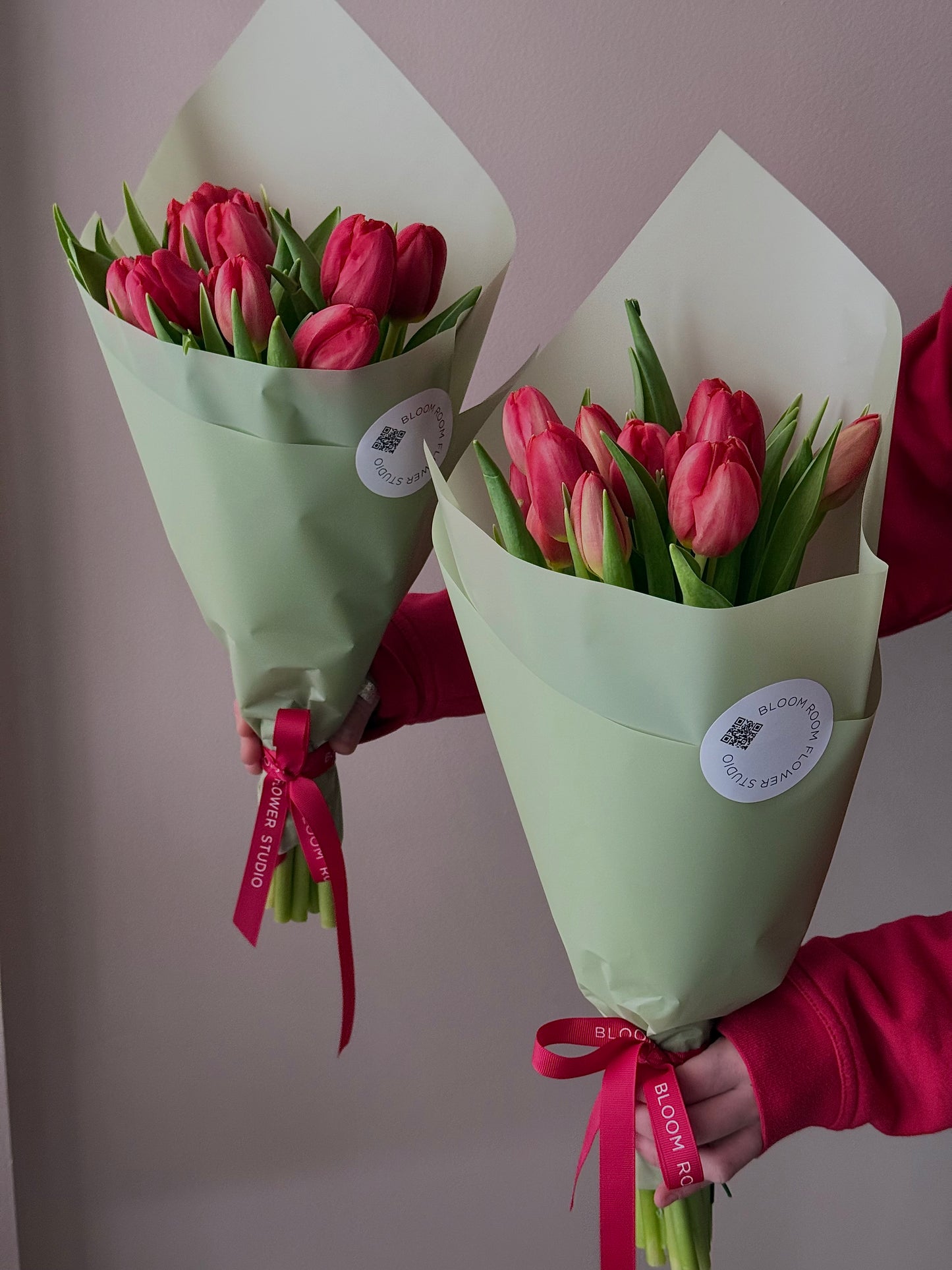 Punased tulpide kimbud roheline pakk ja elu tähistav kaart | Букеты с красными тюльпанами в зеленой упаковке и открытка | Red tulip bouquets wrapped in green paper with a festive card