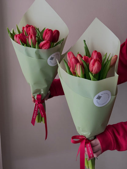 Punased tulpide kimbud roheline pakk ja elu tähistav kaart | Букеты с красными тюльпанами в зеленой упаковке и открытка | Red tulip bouquets wrapped in green paper with a festive card