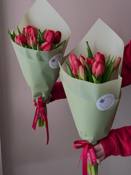 Punased tulpide kimbud roheline pakk ja elu tähistav kaart | Букеты с красными тюльпанами в зеленой упаковке и открытка | Red tulip bouquets wrapped in green paper with a festive card – BloomRoom.ee, свежие цветы в Таллине