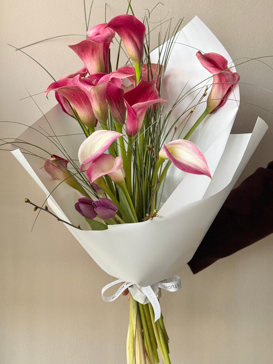 Kallis kallade ja tulbid, "Sa oled mu süda, sa oled mu hing" Grand Bouquet | Красивые каллы и тюльпаны, "Ты мое сердце, ты моя душа" Grand Bouquet | Elegant calla lilies and tulips, "You are my heart, you are my soul" Grand Bouquet – BloomRoom.ee, fresh flowers in Tallinn