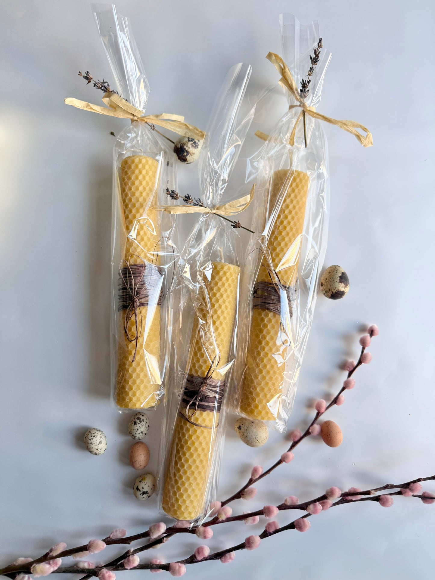 Handcrafted candles 100% natural beeswax, with herbs and essential oils. M size.