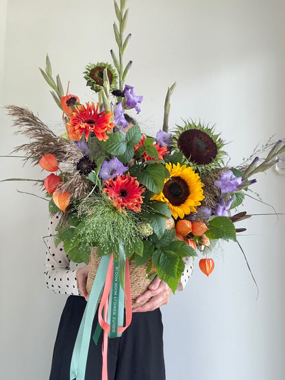 Flower bascet with seasonal bloomers 🧡