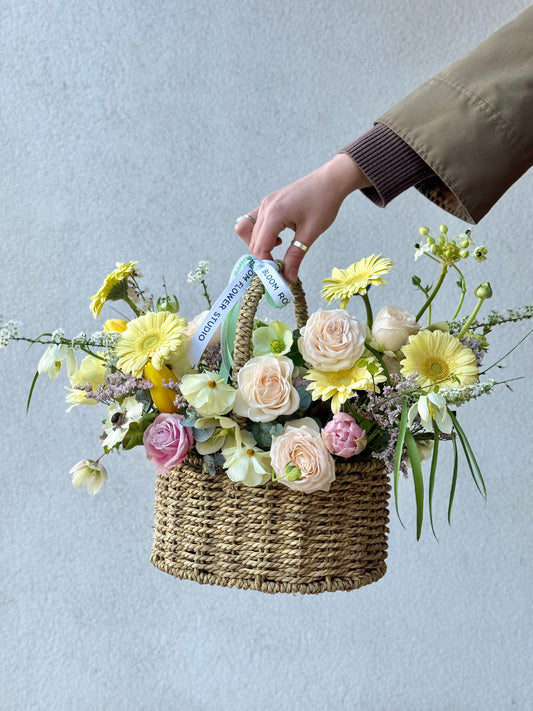 Flower Basket with spring mix flowers – BloomRoom.ee, fresh flowers in Tallinn