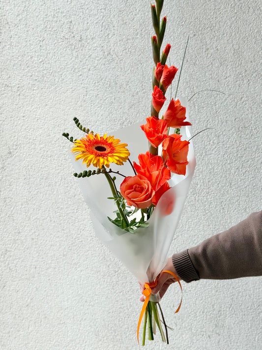 Tagasi kooli "Oranži tuju" lillekimp Gerbera ja Gladiolusega | Цветочная композиция "Оранжевое настроение" с герберами и гладиолусами | Back to School "Orange Mood" flower arrangement with Gerbera and Gladiolus – BloomRoom.ee, värsked lilled Tallinnas