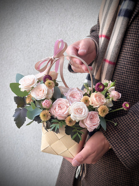 Mini korv lilledega: roosid, päevakestad, Eustoma | Мини-корзина с цветами: розы, ромашки, Эустома | Mini basket with flowers: roses, daisies, Eustoma
