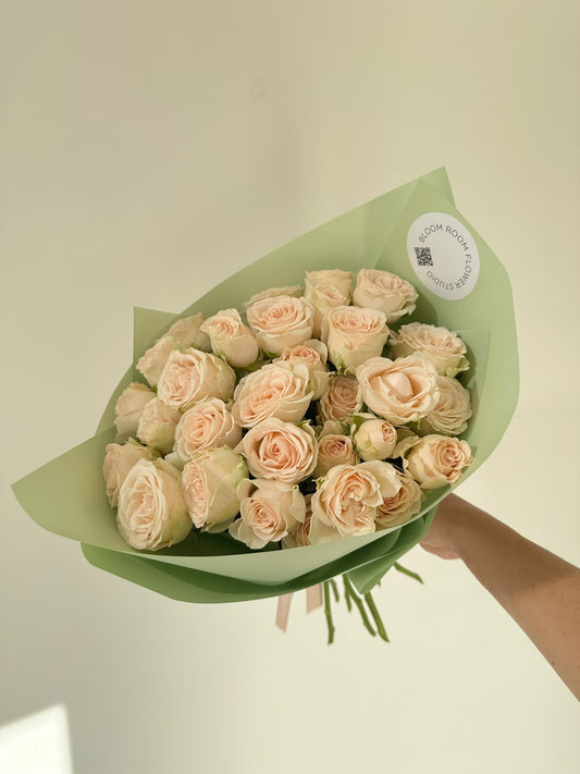 11 White "Sophia" Spray Roses – BloomRoom.ee, fresh flowers in Tallinn