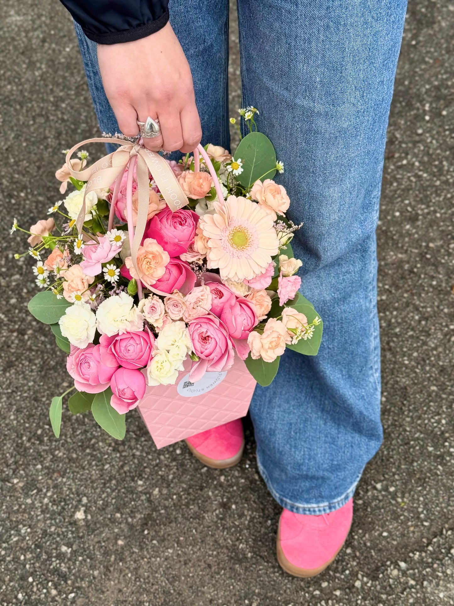 Roosa lillekimp Silvia roosidest ja Dianthusest The Tote Flower Bag in Pink | Цветочная композиция из роз Сильвия в сумке The Tote Flower Bag in Pink | The Tote Flower Bag in Pink with pink roses, Gerbera daisies, and seasonal greens