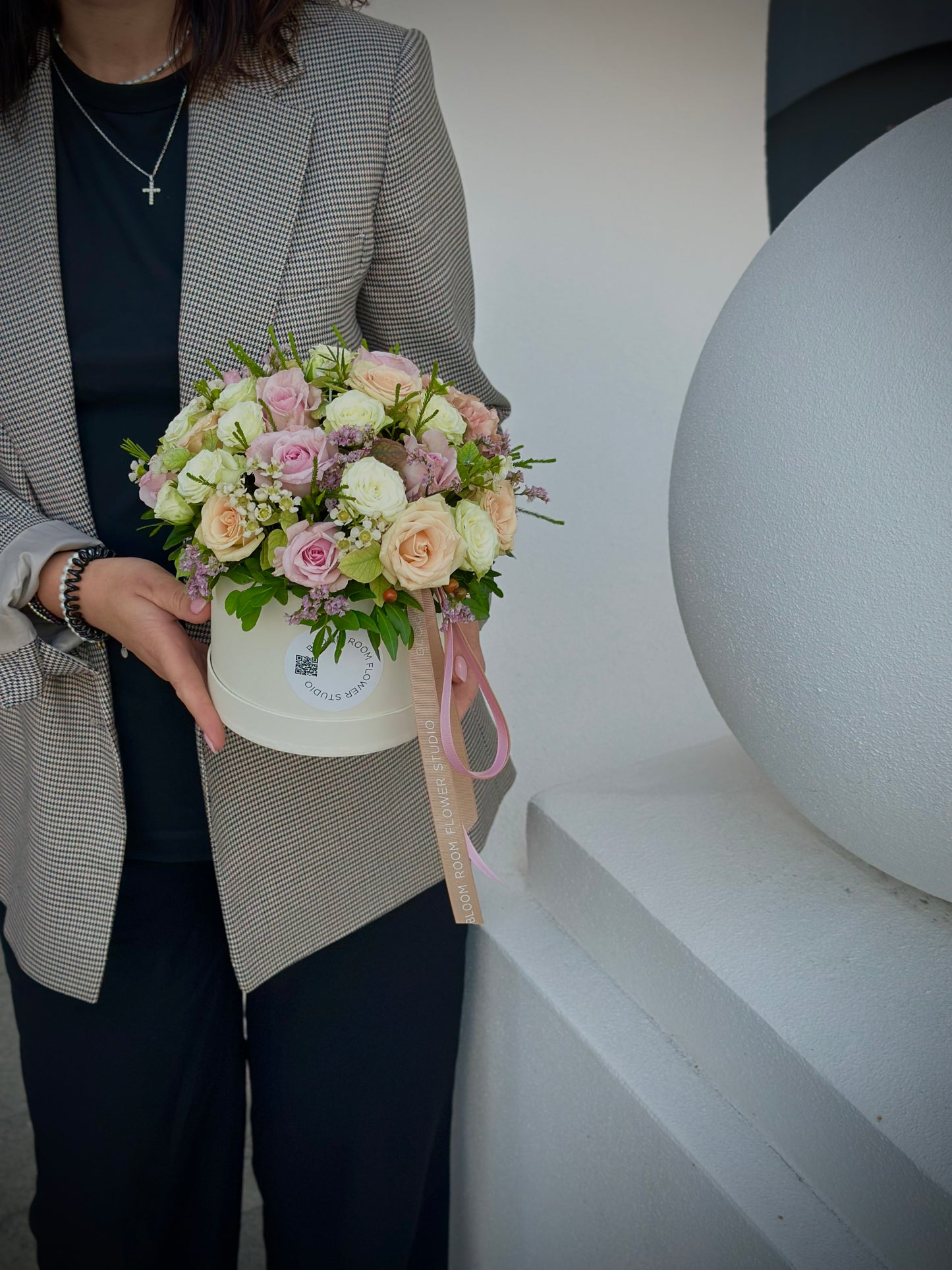 Luksuslik lillekompositsioon lillekarbis | Роскошная цветочная композиция в коробке | Luxury flower arrangement in a gift box