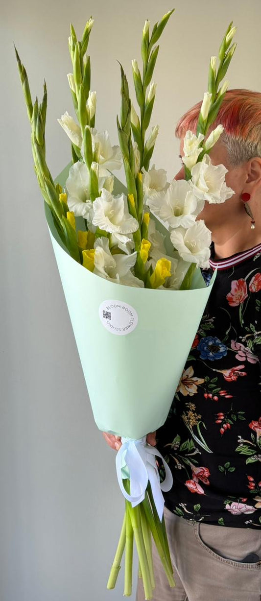 “Staitment” with 7 Gladioluses – BloomRoom.ee, fresh flowers in Tallinn