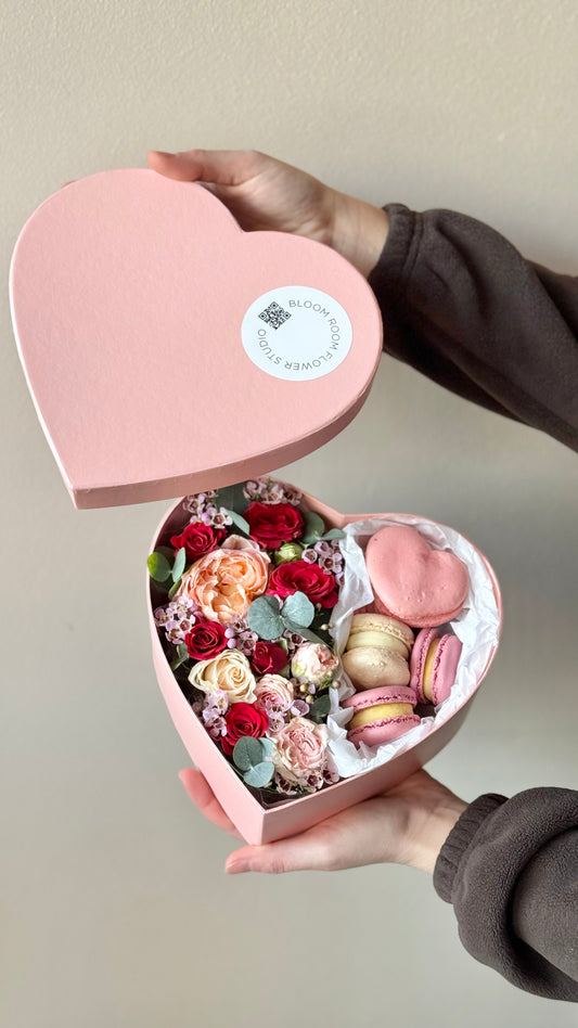 ♥️ Surprise Box with Macarons – BloomRoom.ee, свежие цветы в Таллине