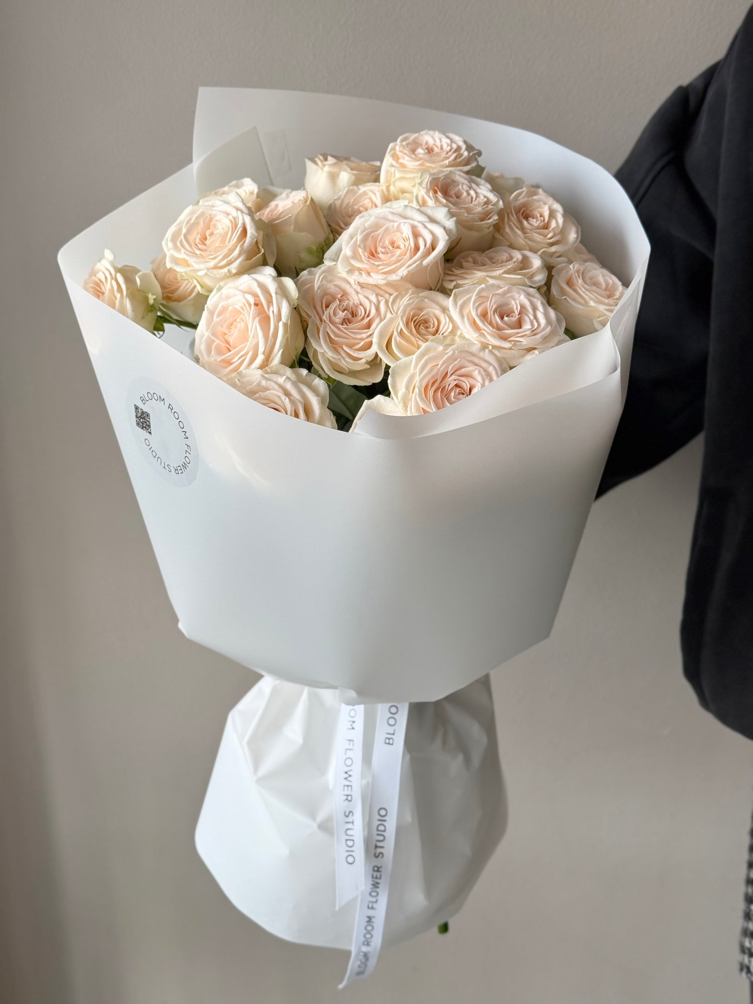 9 roosa „Sofia“ roosi kimp valges paberis | 9 розовых роз "София" в белой упаковке | 9 "Sofia" spray roses wrapped in white paper