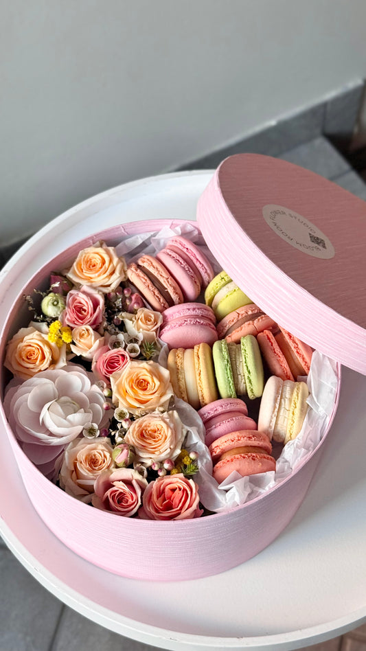 Surprise Box with Macaron – BloomRoom.ee, fresh flowers in Tallinn