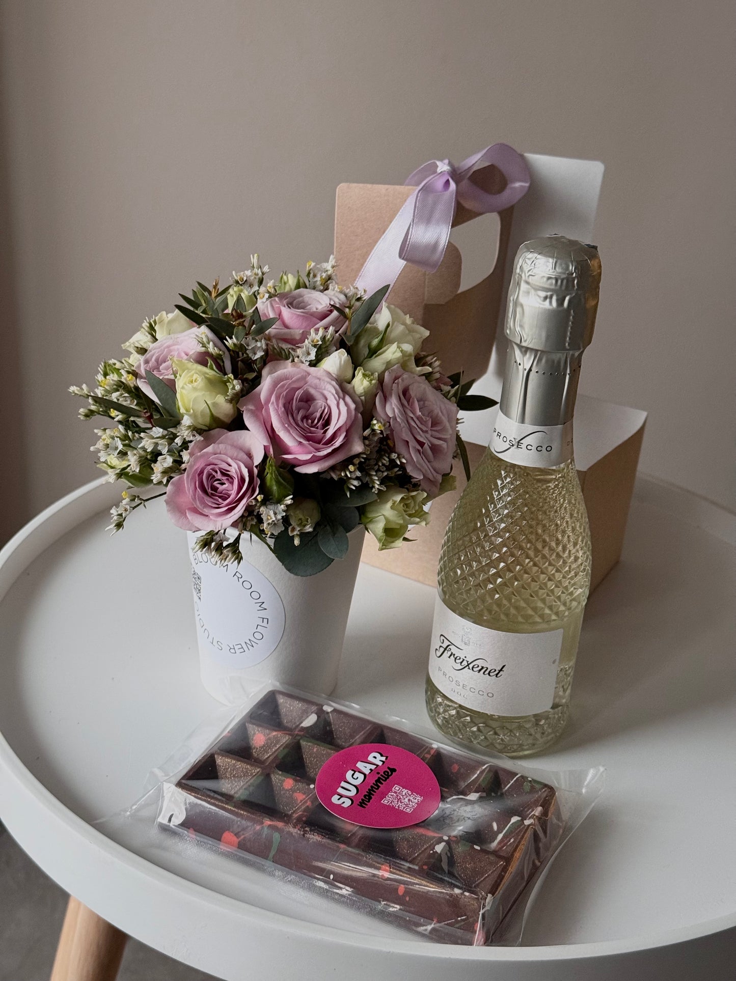 Kaunis lillekimp koos mini Proseccoga ja šokolaadidega | Красивый букет с мини Просекко и шоколадом | Beautiful flower bouquet with mini Prosecco and chocolates