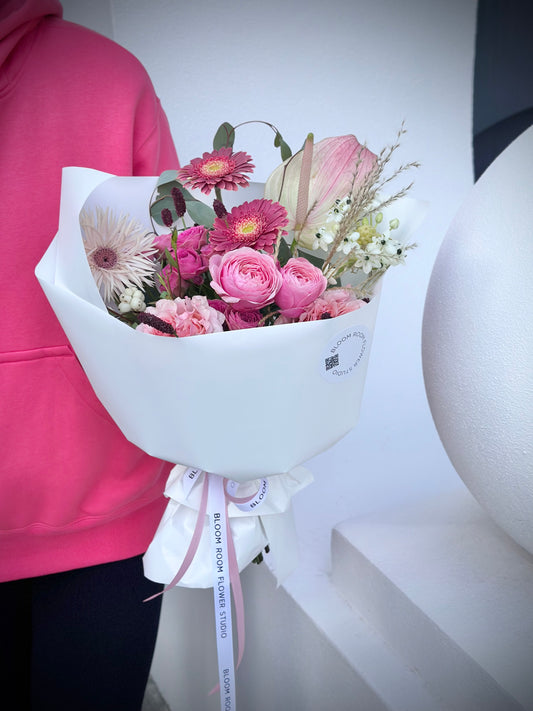 Roosa lillekimp, Silvia roosid, gerbera, anthurium ja rohelus | Розовый букет цветов, розы, гербера, антуриум и зелень | Pink flower bouquet, Silvia roses, gerbera, anthurium, and greens
