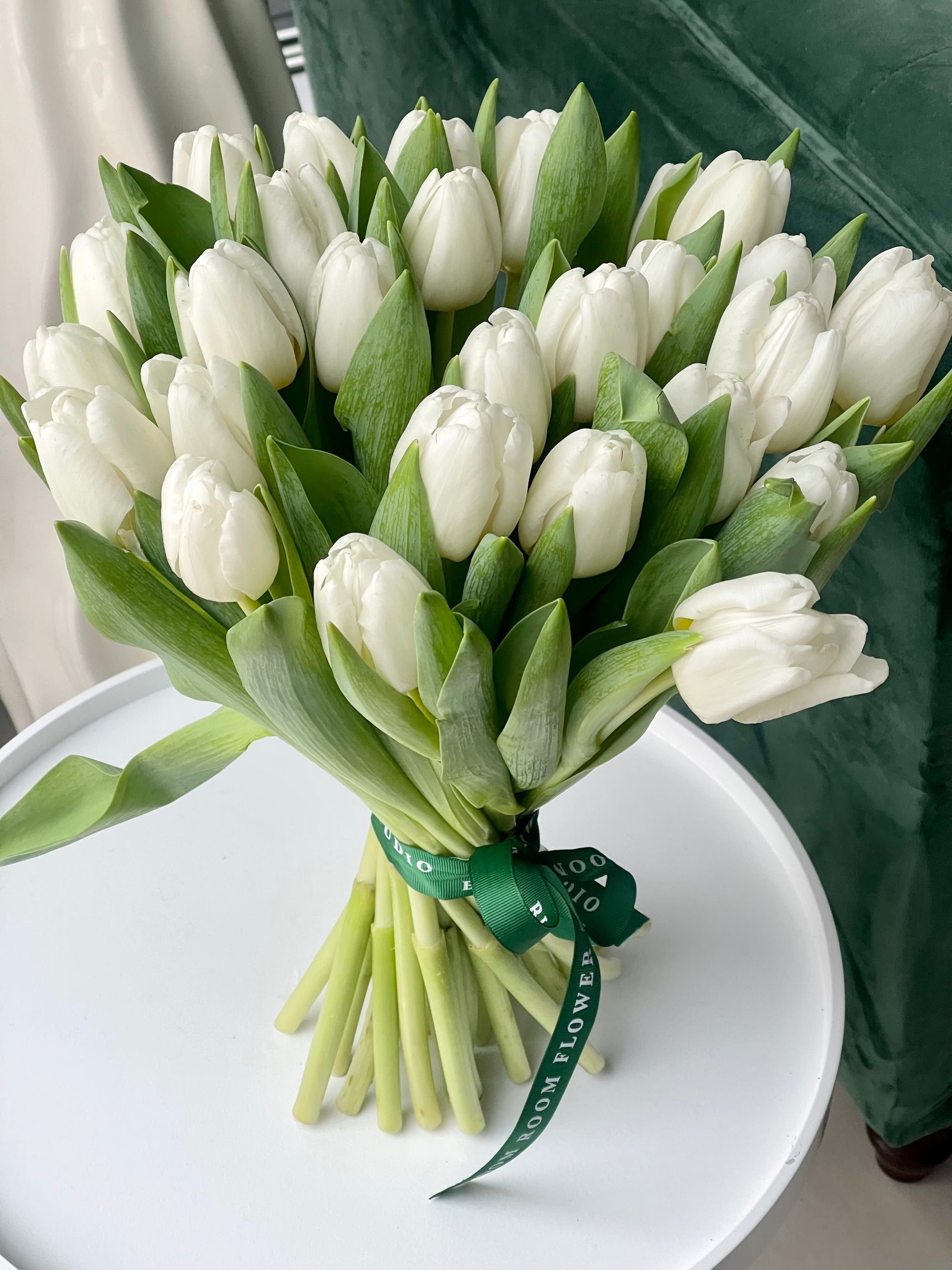 Valged tulpide kimp XL | Букет белых тюльпанов XL | XL size bouquet of white tulips with fresh green leaves