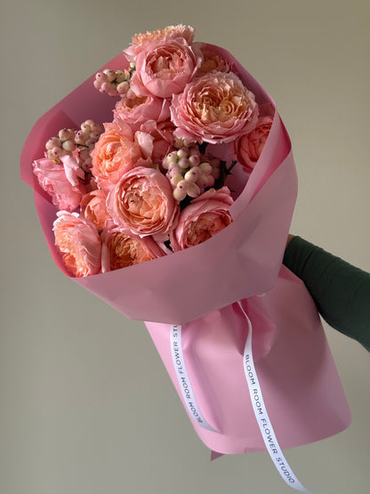 “Julietta” spray roses with symphorycarpos
