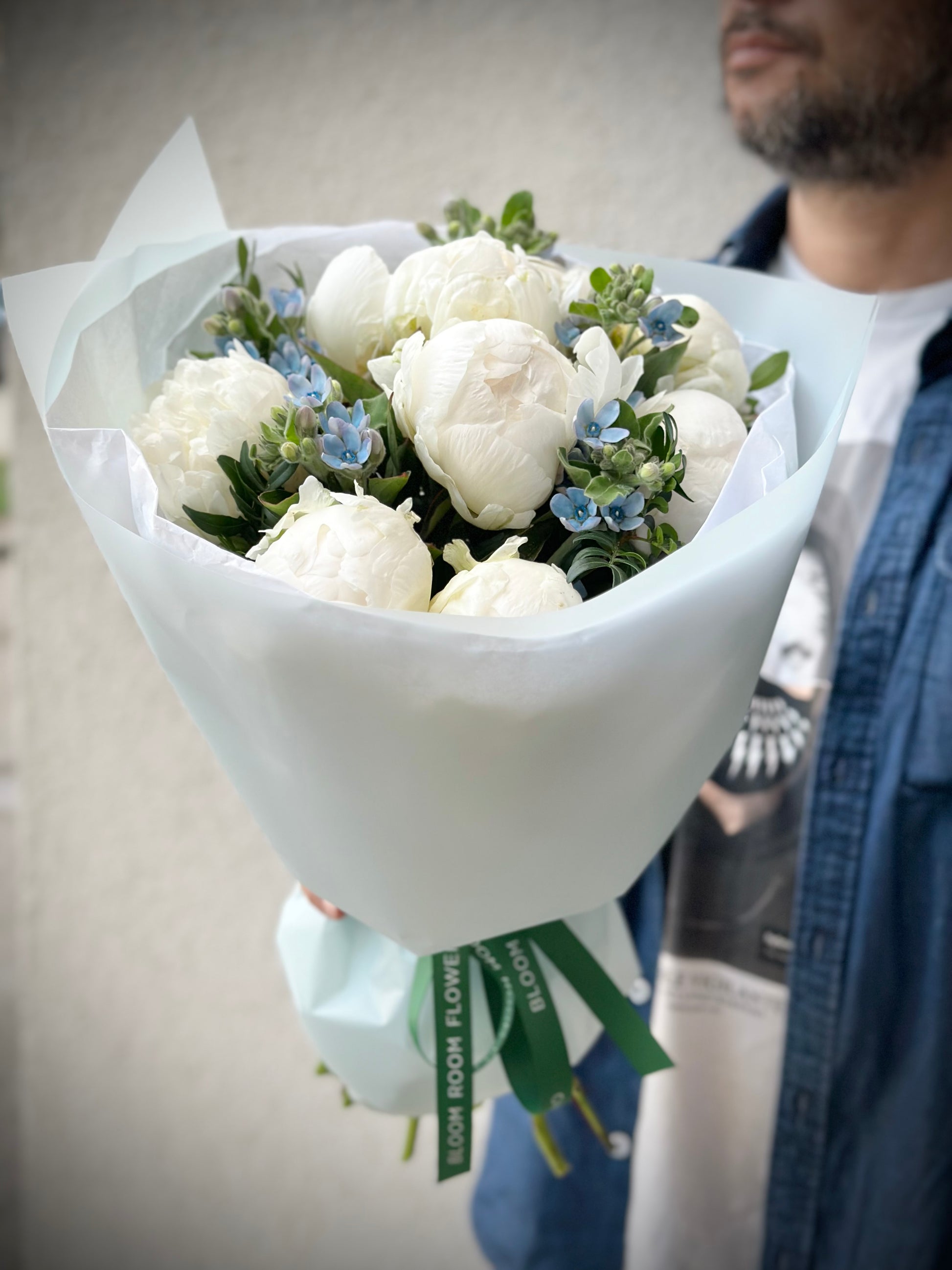 Авторский арт-букет / Signature bouquet by Best Florist in Tallinn includes seasonal flowers wrapped in waterproof paper, tied with branded ribbon, with a sticker and care instructions included.