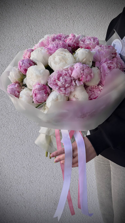 WOW bouquet with 50 pink and white peonies