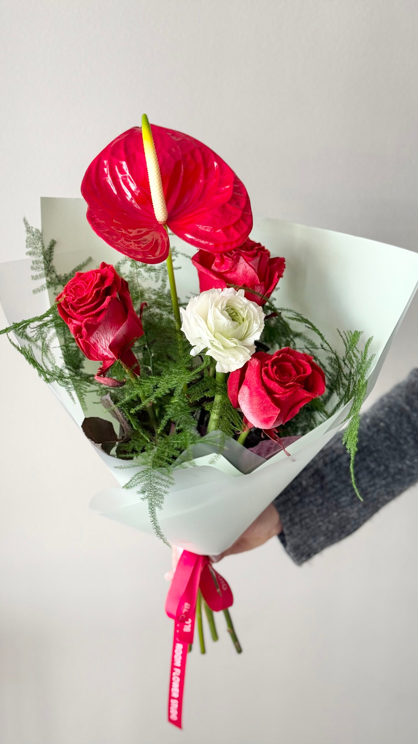 Wuthering Hights mini Art Bouquet koos anthuriumi, sametrooside ja ranunculustega | Мини-арт букет «Уйткос» с антуриумом, бархатными розами и рануколюсом | Wuthering Hights mini Art Bouquet with anthurium, velvet roses, and ranunculus