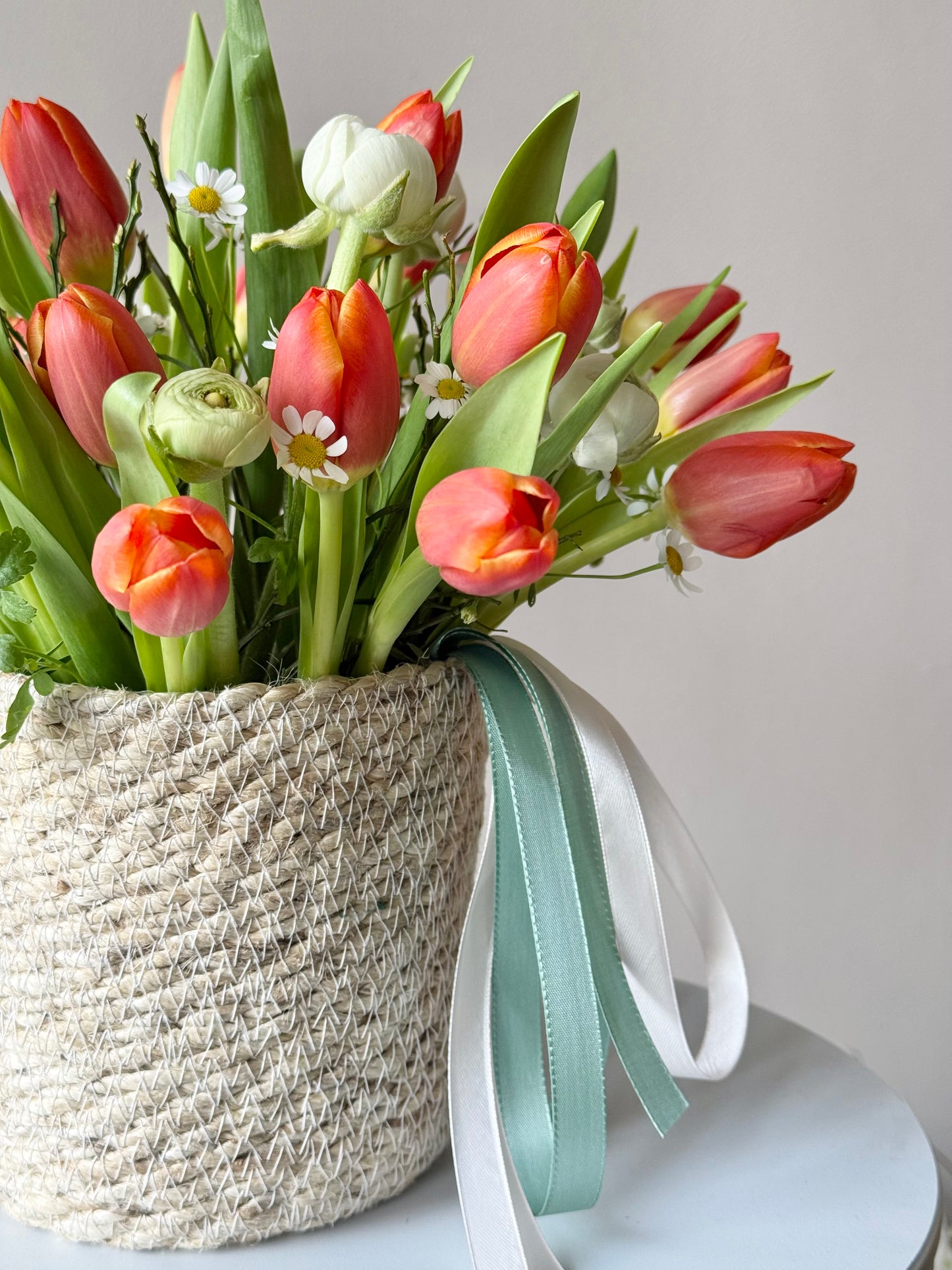 Kevadine teraapia korv | Корзина весенней терапии | Spring Therapy Basket with orange tulips and daisies