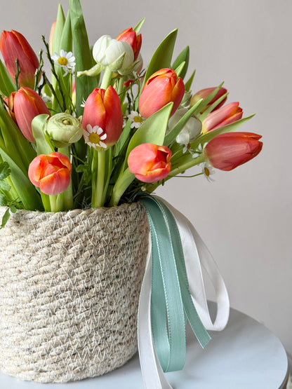 Kevadine teraapia korv | Корзина весенней терапии | Spring Therapy Basket with orange tulips and daisies