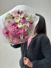 Load image into Gallery viewer, WOW Bouquet. Example #2
