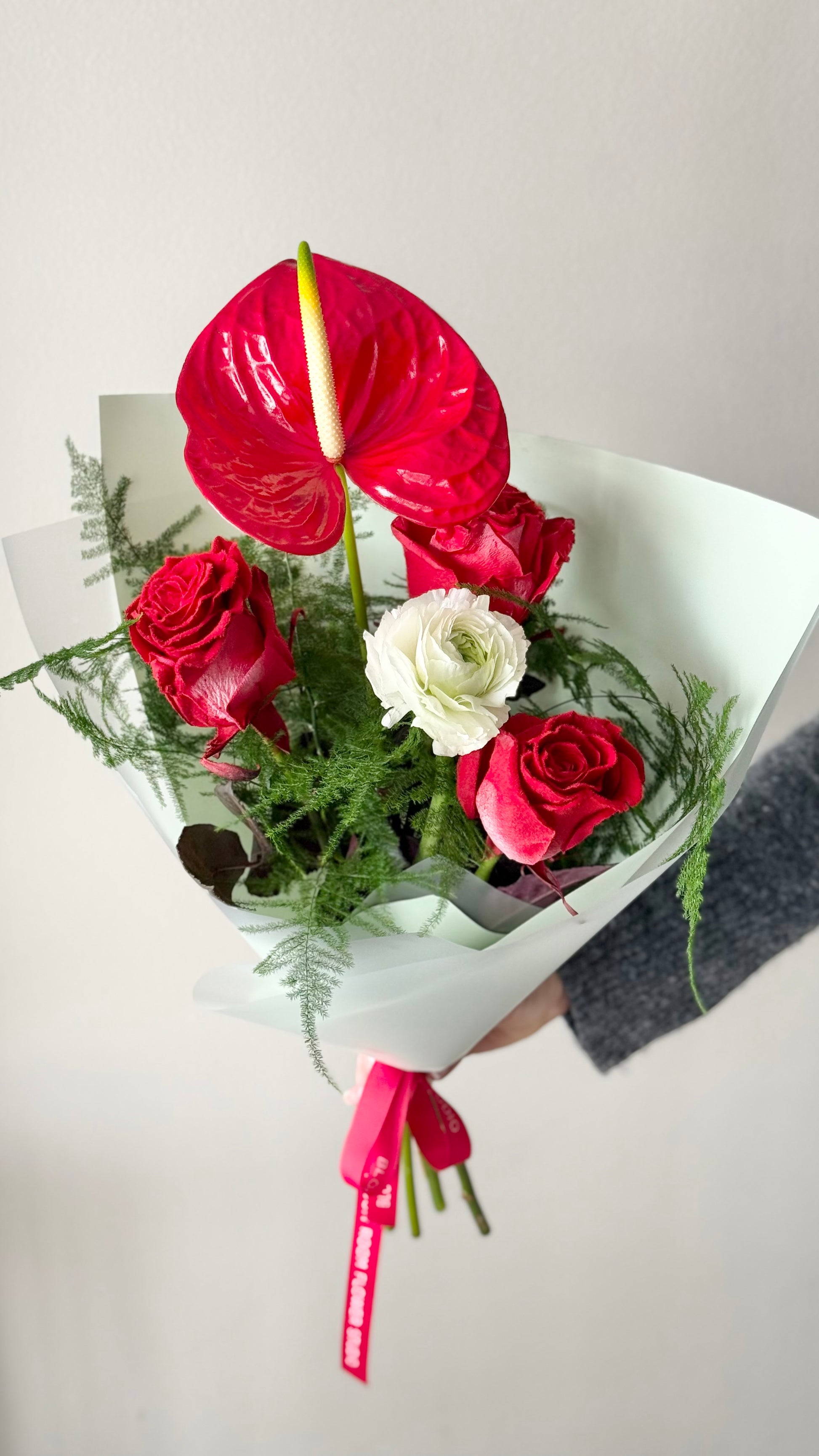 Wuthering Hights mini Art Bouquet koos anthuriumi, sametirooside ja ranunculusega | Мини-букет «Уостеринг Хайтс» с антуриумом, бархатными розами и ранункулюсом | Wuthering Hights mini Art Bouquet with anthurium, velvet roses, and ranunculus