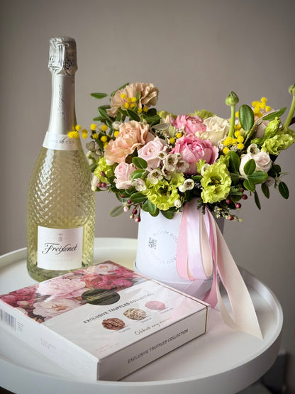 Kaunis lillekimp ja Prosecco Freixenet šampanja, koos šokolaadi trühvlitega | Красивый букет и шампанское Prosecco Freixenet, с шоколадными трюфелями | Beautiful flower bouquet and Prosecco Freixenet champagne, with chocolate truffles
