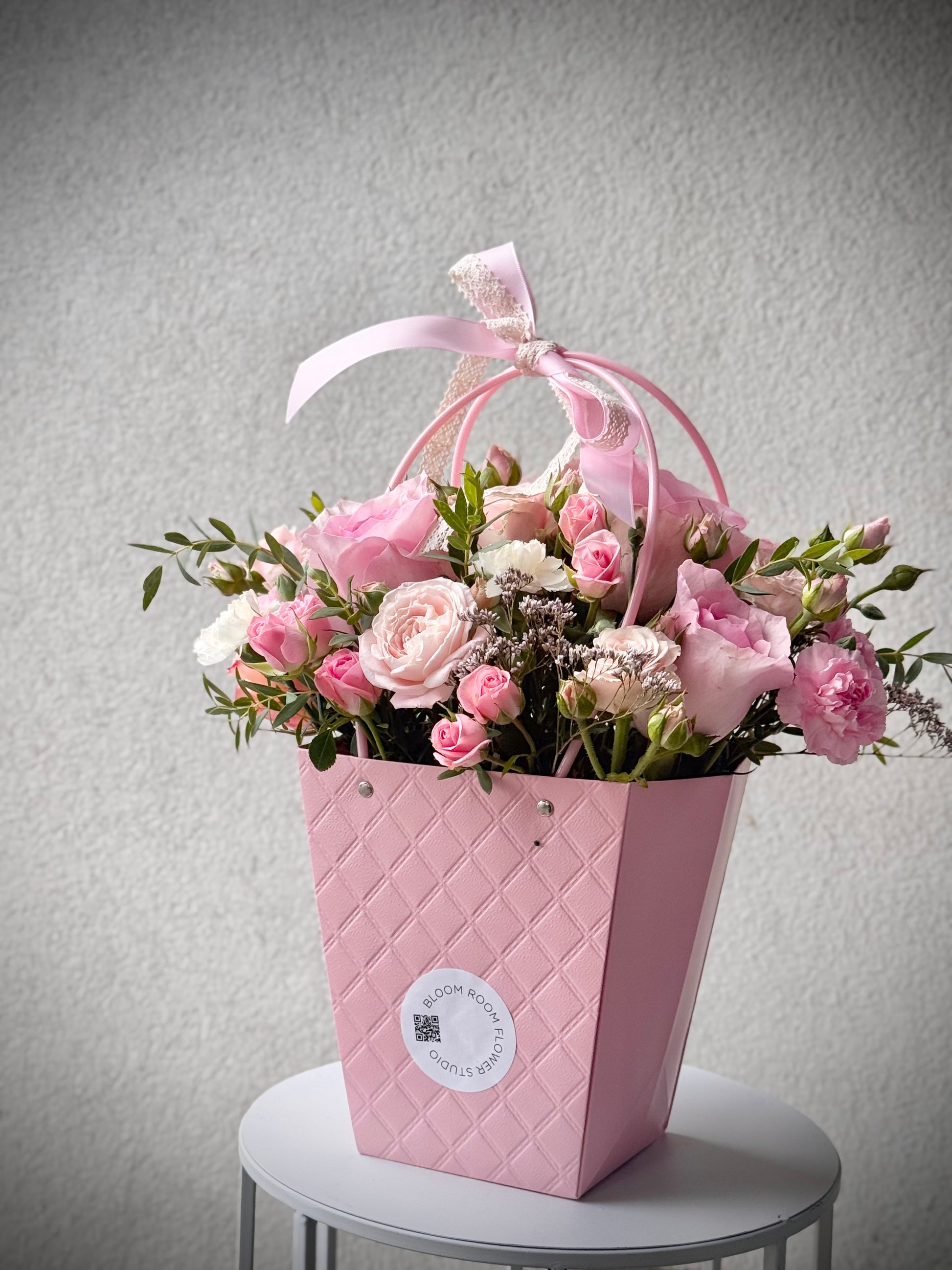 Lillekott kaunite rooside ja lilledega romantilises roosa korvis | Цветочный пакет с красивыми розами и цветами в романтической розовой корзине | Flower bag with beautiful roses and flowers in a romantic pink container