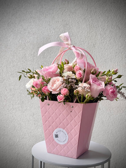 Lillekott kaunite rooside ja lilledega romantilises roosa korvis | Цветочный пакет с красивыми розами и цветами в романтической розовой корзине | Flower bag with beautiful roses and flowers in a romantic pink container