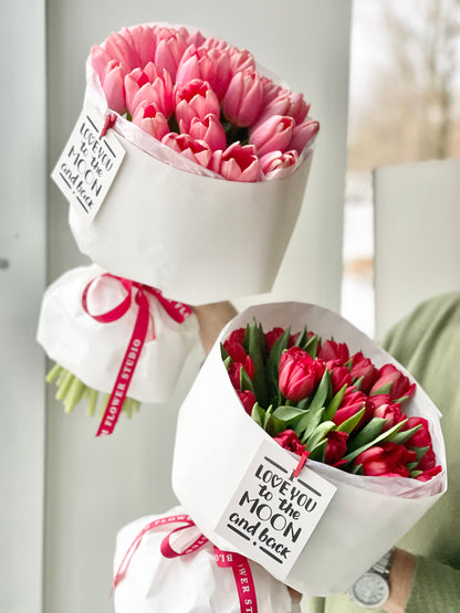 Roosad ja punased tulbid valges paberis | Розовые и красные тюльпаны в белой бумаге | Pink and red tulips wrapped in white paper