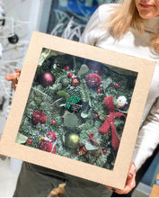 Загрузить изображение в средство просмотра галереи, Christmas wreath with gift box
