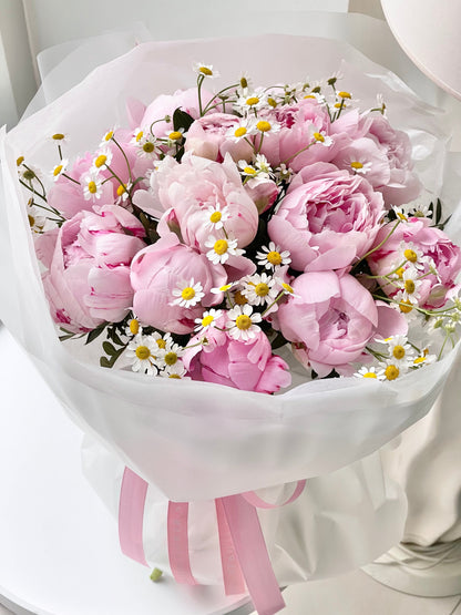 Авторский весенний арт-букет пионами  от лучшего флориста Таллинна / Signature spring bouquet with tulips, daffodils, and ranunculus by the best florist in Tallinn / Kevadine signatuurkimp tulpide, nartsisside ja ranunkulitega Tallinna parimalt floristilt.