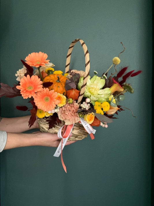 Flower Basket with seasonal flowers and goods “Pumpkin friends” – BloomRoom.ee, värsked lilled Tallinnas