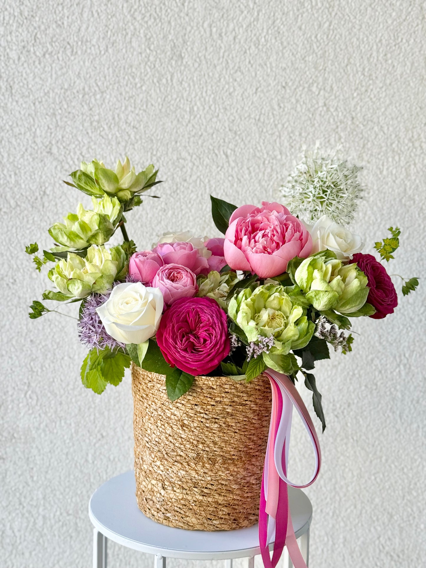 Suve segakorv rooside ja peoniate lillekimp | Романтичный цветочный букет с розами и пионами | Summer mix bouquet featuring roses and peonies