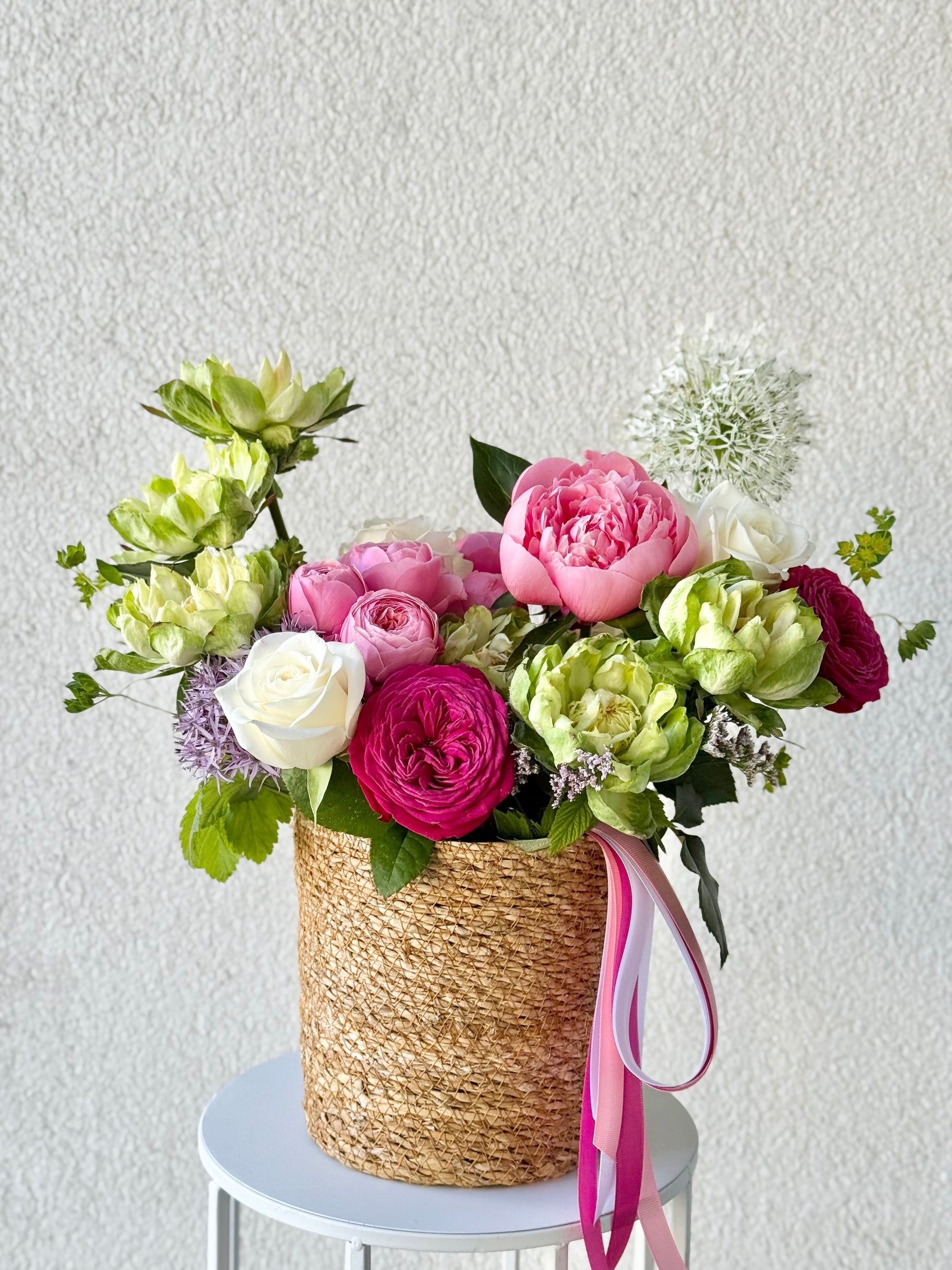 Suve segakorv rooside ja peoniate lillekimp | Романтичный цветочный букет с розами и пионами | Summer mix bouquet featuring roses and peonies