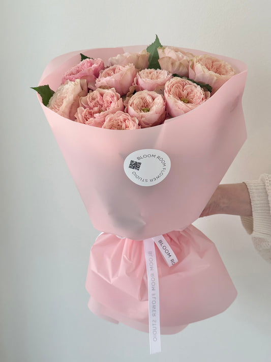 11 Aia Roosi "Northanger Abbey" | 11 садовых роз "Нортенгерское аббатство" | 11 Garden Roses "Northanger Abbey" arrangement in pink wrapping. – BloomRoom.ee, värsked lilled Tallinnas