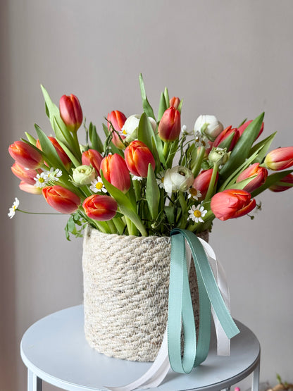 Kevadteraapia korv | Корзина «Весеннее лечение» | "Spring Therapy" Basket with orange tulips and daisies.