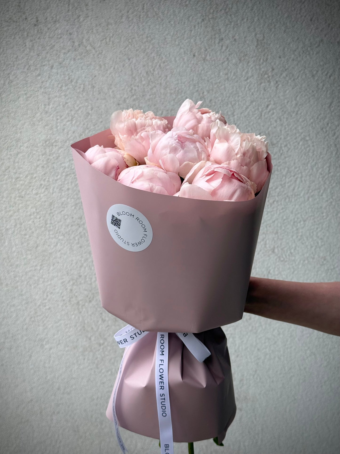 7 Pionit "Nancy Nora" heledas roosas paberis | 7 пионов "Нэнси Нора" в светло-розовой упаковке | 7 Peonies "Nancy Nora" wrapped in light pink paper