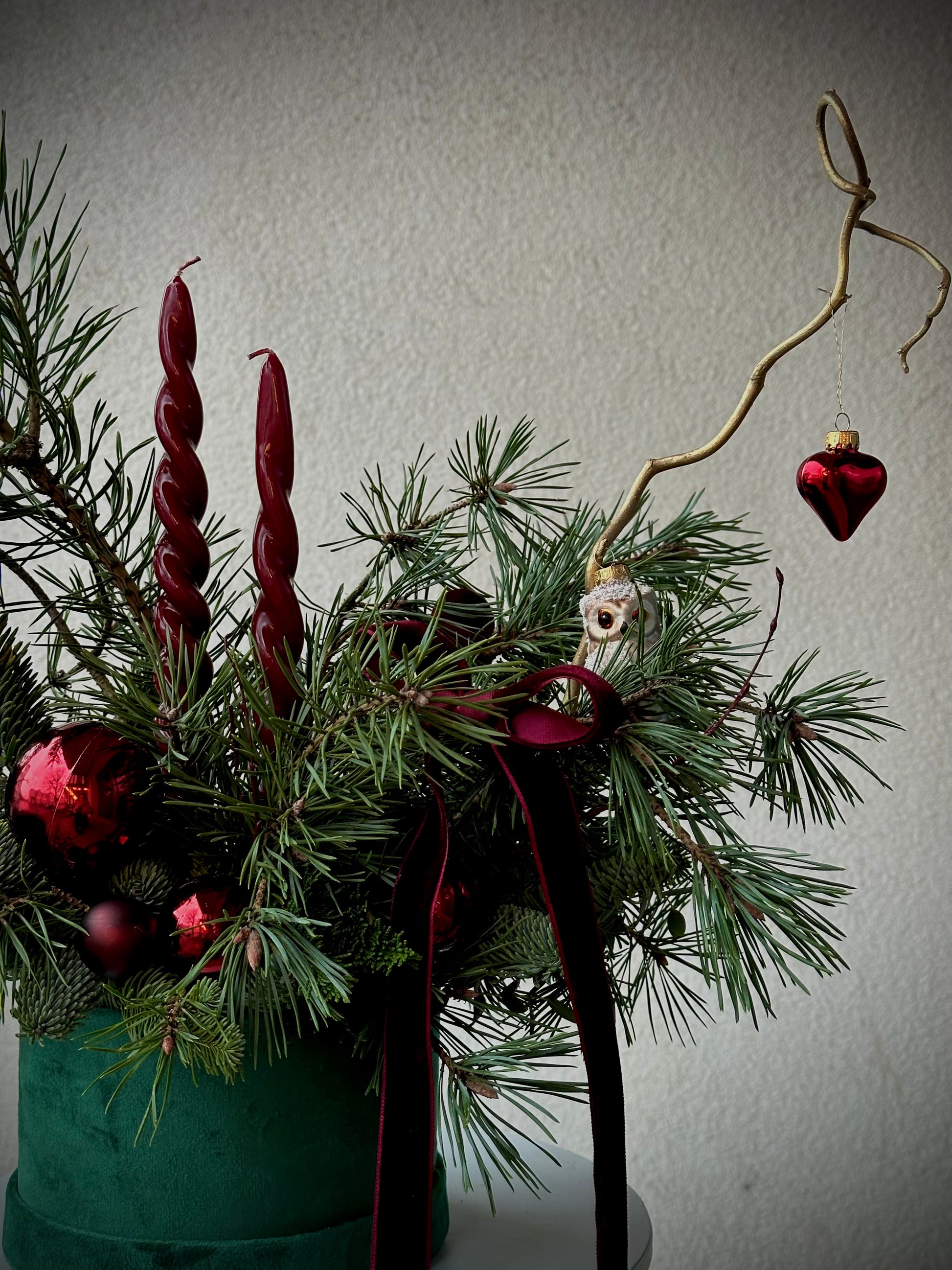 Rikka rohelises veluurkarbis, punased küünlad ja jõuluehted | Цветы в зеленом бархатном коробке, красные свечи и рождественские украшения | Arrangement in green velvet box with red candles and Christmas decorations