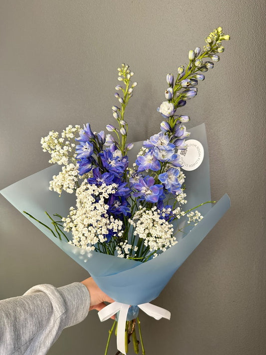 ”Clear sky 🩵” Art Bouquet – BloomRoom.ee, värsked lilled Tallinnas