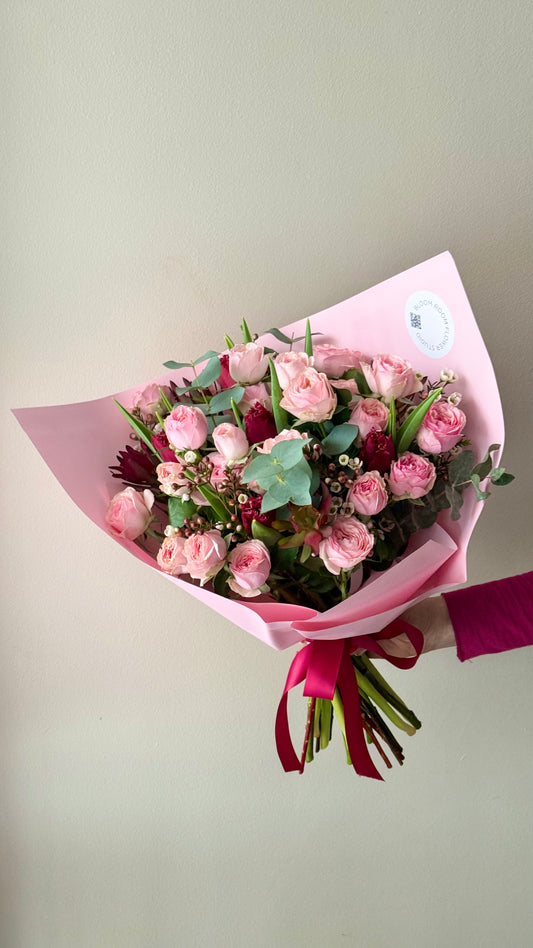 Rooside ja gerberaid sisaldav "Think Pink" suur kimp | Букет "Think Pink" с розами и герберами | "Think Pink" Grand Bouquet with roses and gerberas – BloomRoom.ee, fresh flowers in Tallinn